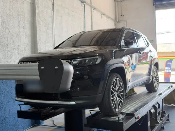 Carro na rampa de alinhamento da Altus Car Service para revisão da direção