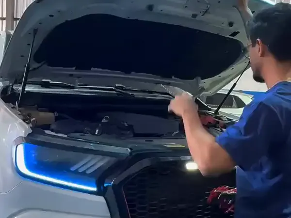 Mecânico da Altus Car Service fazendo revisão em São Luís